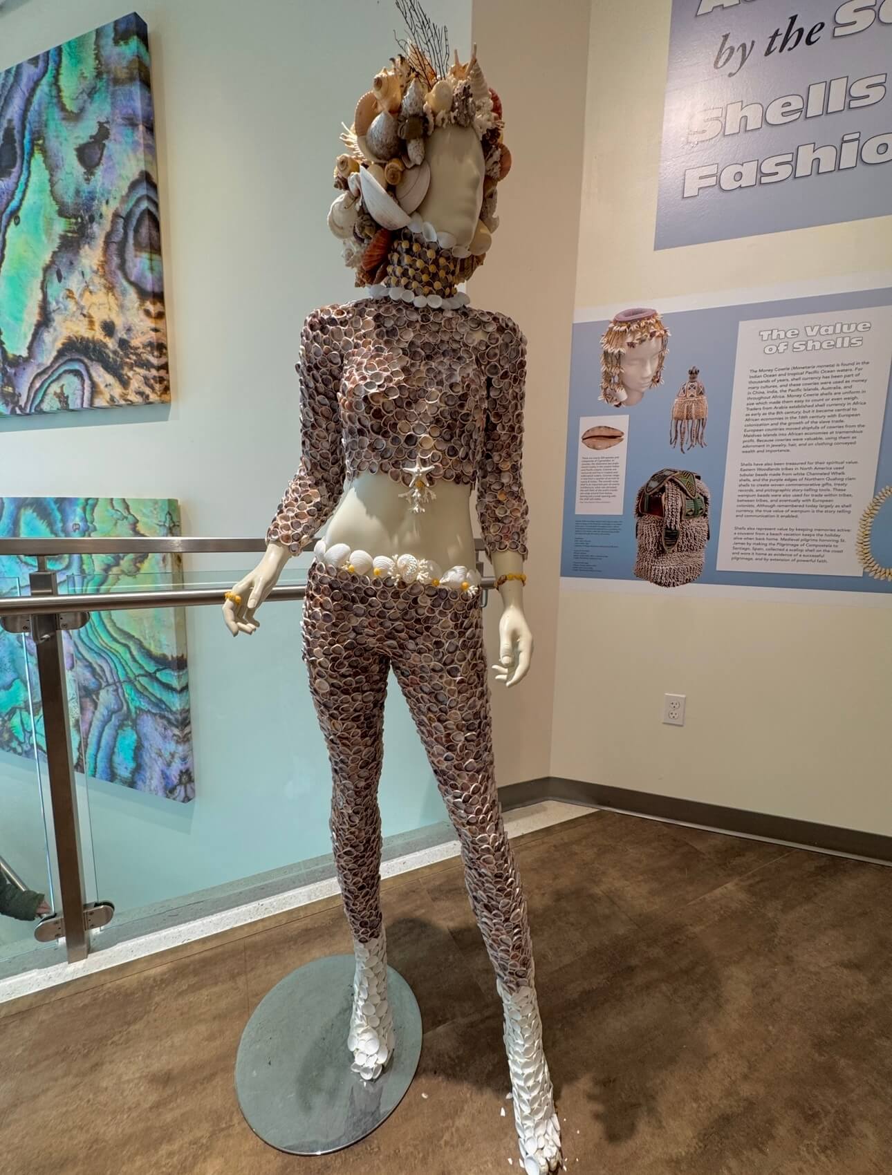 Mannequin showcases shell outfit: cropped top, leggings.